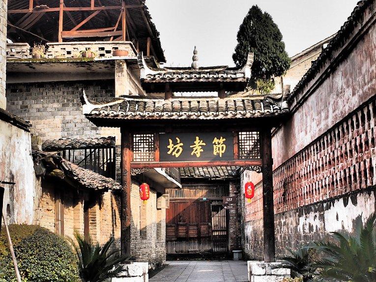 专揍美西方！胡塞武装郑重宣布：将确保中俄船通过红海安全